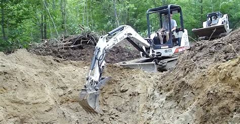 can you dig off the side on a mini excavator|how to dig footing w mini ex.